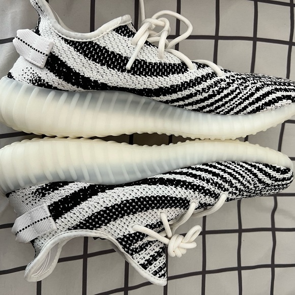 Yeezy 350 V2 “Zebra” - Picture 2 of 6